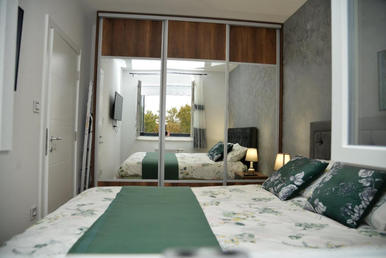 Mirror Apartment With Private Parking Újvidék Kültér fotó